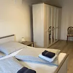 Alt-berliner Schwanenhof Dg Links