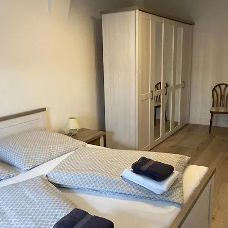 Alt-berliner Schwanenhof Dg Links